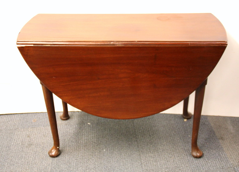 A 1920's oval mahogany dropleaf dining table, W. 108cm.