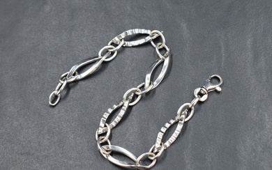 A 9ct white gold bracelet having lozenge shaped plain and textured links, approx 7.5' & 5.6g