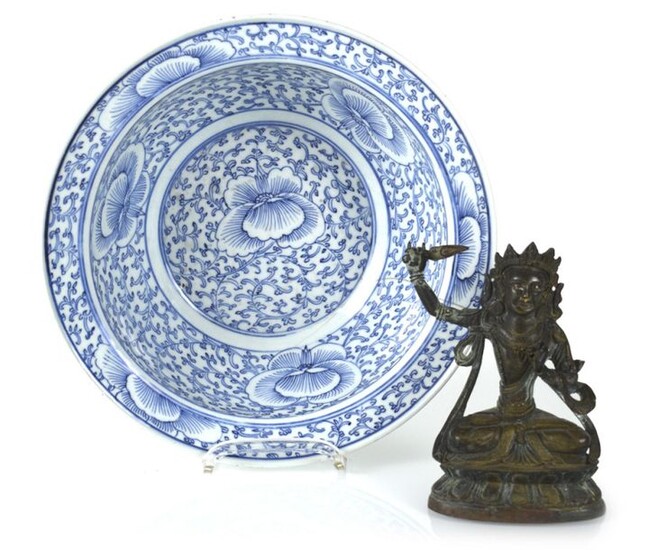A BLUE AND WHITE FLORAL PORCELAIN PLATE AND A SMALL BRONZE FIGURE OF MANJUSHRI, China/Tibet - D.29,2/H.16 cm
