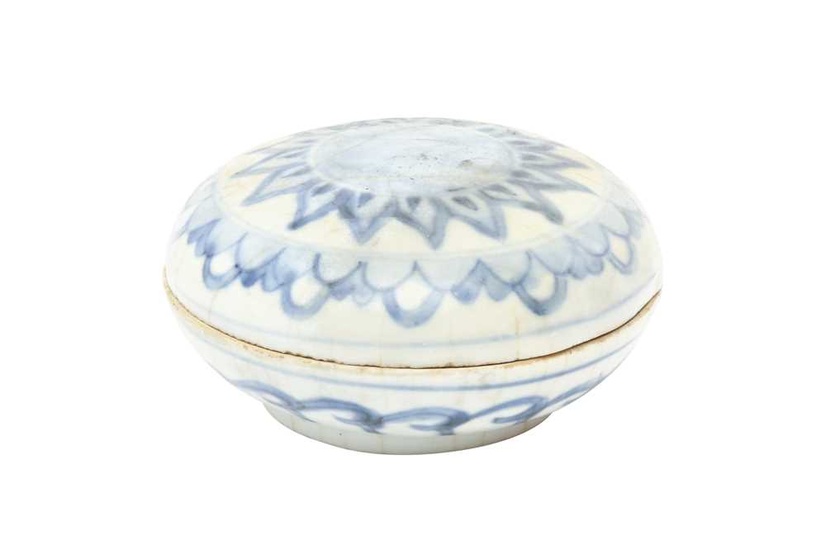 A CHINESE BLUE AND WHITE CIRCULAR BOX AND COVER 明 青花圓蓋盒