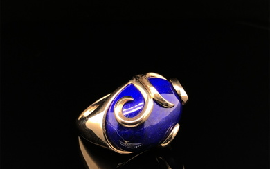 A CONTEMPORARY LAPIS LAZULI AND 9ct HALLMARKED GOLD RING. FINGER SIZE K. WEIGHT 8.73grms.