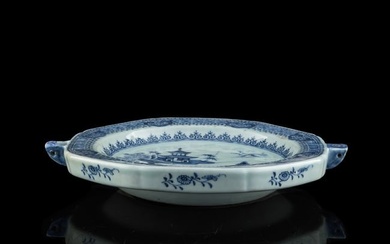 A Chinese export blue and white plate, early 19th century