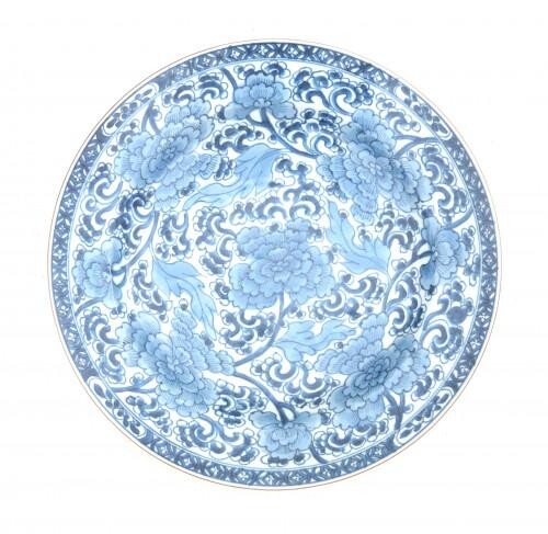 A Chinese porcelain dish with blue-white chrysanthemus decoration, Qianlong, 18th century.