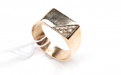 A DIAMOND SIGNET RING IN 9CT GOLD, SIZE T, TOTAL WEIGHT 6.5GMS