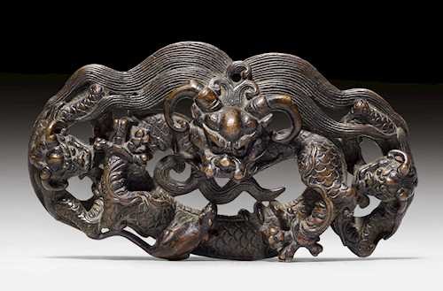 A FINE BRONZE ORNAMENT OF THREE INTERTWINED DRAGONS.