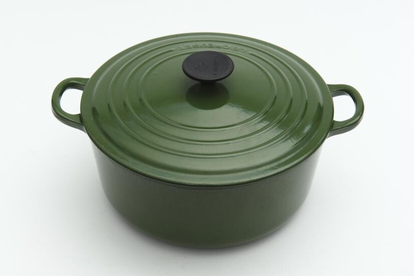 A FRENCH CAST IRON ENAMEL LE CREUSET '26' TWO HANDLED CROCKPOT, 26 CM DIAMETER, LEONARD JOEL LOCAL DELIVERY SIZE: SMALL