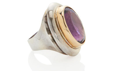 A GOLD, SILVER AND AMETHYST RING