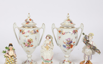 A GROUP OF MIXED CERAMICS TO INCLUDE A PAIR OF CONTINENTAL TWIN HANDLED VASES.