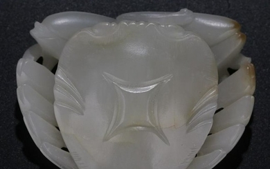 A HETIAN JADE WITH CRAB SHAPE PENDANT