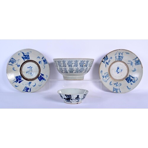 A LARGE 18TH CENTURY CHINESE BLUE AND WHITE PROVINCIAL POTTE...