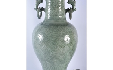 A LARGE 18TH/19TH CENTURY CHINESE TWIN HANDLED CELADON VASE ...
