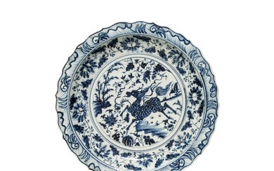 A LARGE CHINESE BLUE AND WHITE DISH, LATE QING 19TH CENTURY,...