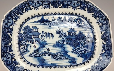 A LARGE CHINESE QING QIANLONG PERIOD BLUE AND WHITE CHARGER