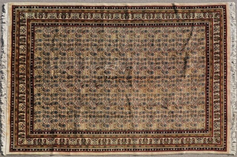 A LARGE ORIENTAL PAISLEY ROOM SIZED RUG