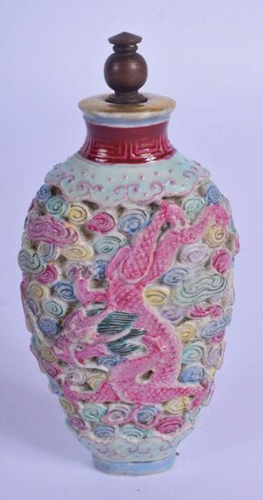 A MID 19TH CENTURY CHINESE FAMILLE ROSE PORCELAIN SNUFF