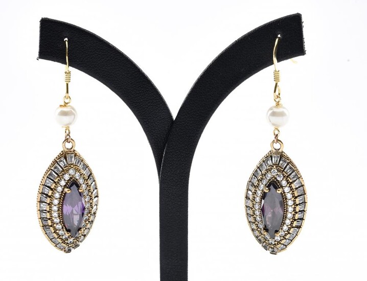A PAIR OF PASTE SET EARRINGS IN SILVER GILT
