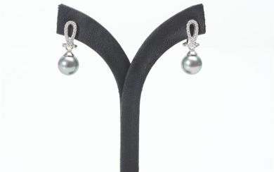 A TAHITIAN PEARL AND CUBIC ZIRCONIA JEWELLERY SUITE IN STERLING SILVER, COMPRISING OF PAIR OF CLIP/POST EARRINGS AND A PENDANT