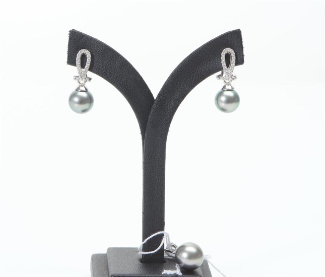A TAHITIAN PEARL AND CUBIC ZIRCONIA JEWELLERY SUITE IN STERLING SILVER, COMPRISING OF PAIR OF CLIP/POST EARRINGS AND A PENDANT