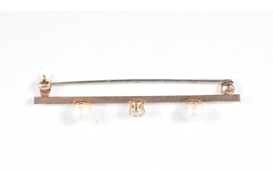 A YELLOW METAL DIAMOND AND CULTURED PEARL BAR BROOCH, a prin...