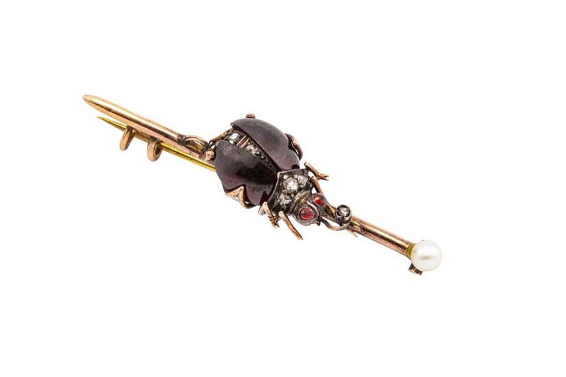 A garnet bug bar brooch