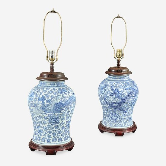 A pair of Chinese blue and white porcelain jars
