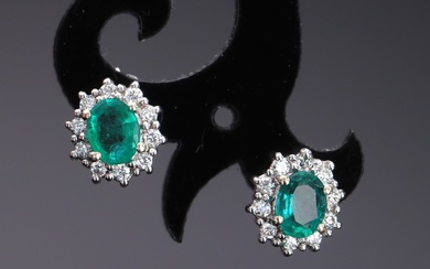 A pair of rosette earrings in white gold with emeralds and diamonds (2)