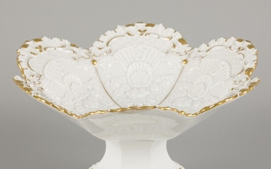 A porcelain tazza with gilt motifs, Meissen, late 20th century.