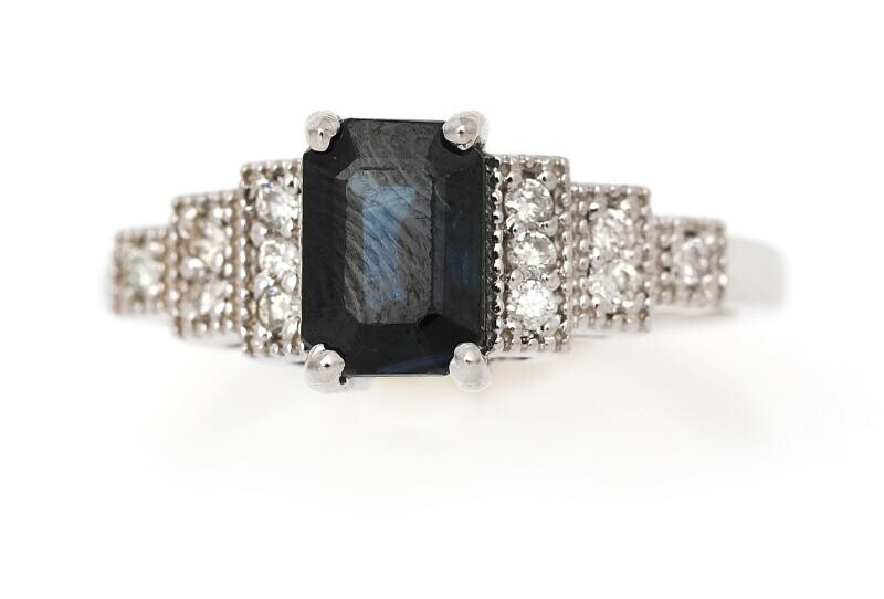 SOLD. A sapphire ring set with a sapphire flanked by numerous diamonds, mounted in 14k white gold. Size 52. – Bruun Rasmussen Auctioneers of Fine Art