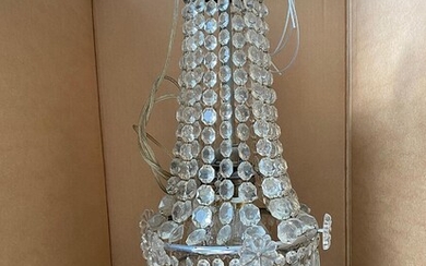 A small crystal chandelier with metal frame. 20th century. Electrical. H. 70 cm. Diam. 26 cm.