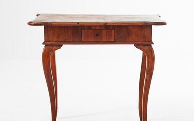 A table, 18th century, Louis XV, freestanding, 4 drawers in sargen, contoured top, veneered in walnut and mahogany.