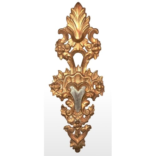 AN 18TH CENTURY CARVED GILTWOOD MIRROR. Mirror framed with m...