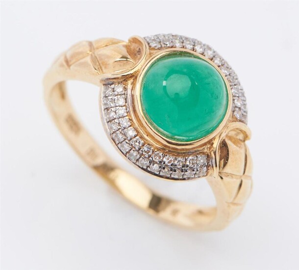 AN EMERALD AND DIAMOND CLUSTER RING IN 18CT GOLD, CENTRALLY SET WITH A CABOCHON CUT EMERALD WEIGHING 2.10CTS, WITHIN A BORDER OF ROU...