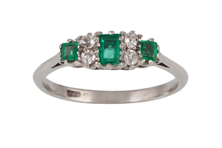 AN EMERALD AND DIAMOND RING, with emeralds of approx 0.29ct ...