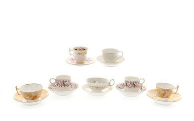 AN ENGLISH PORCELAIN TEA CUP, COFFEE CUP AND TWO SAUCERS. EARLY 19TH CENTURY.