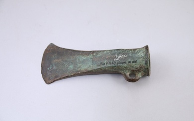 Age du bronze récent, 1200-800 av. J.-C. Petite hache en bronze, à douille et anneau...