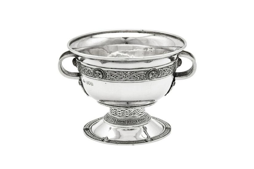 An Edwardian sterling silver twin handled bowl, London