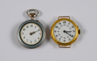 Ancienne montre à gousset de dame, transformée en montre bracelet, le boîtier en or jaune...