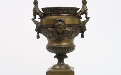 Antieke urnvormige bronzen vaas met grepen in de vorm van een sfinx - hoogte : 27 cm ||antique bronze vase with sphynge shaped grips