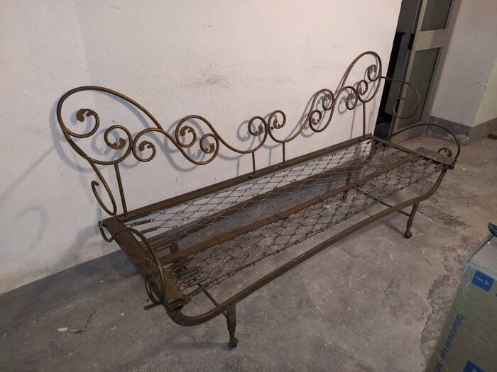 Antique iron sofa bed and get claw and ball