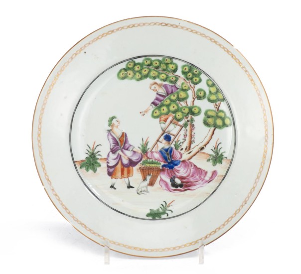 Assiette en porcelaine à décor peint représentant la cueillette des cerises