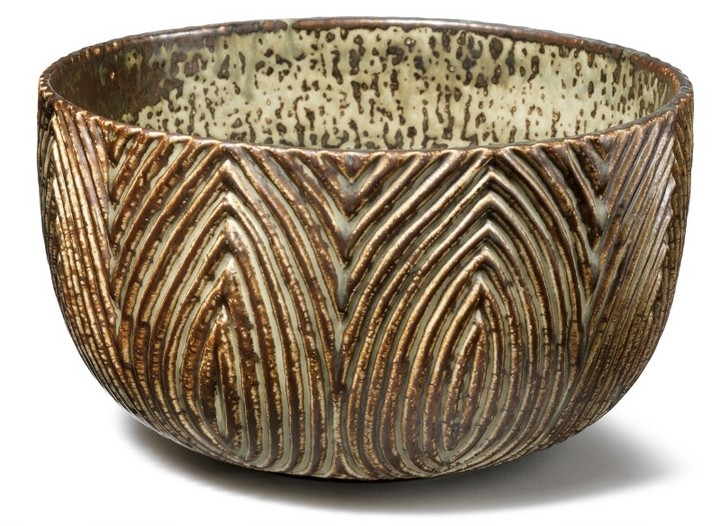 Axel Salto: A circular stoneware bowl. Exterior modelled with fluted relief decor. Decorated with Sung glaze. Signed Salto, 20568. H. 15,5 cm. Diam. 26,5 cm.
