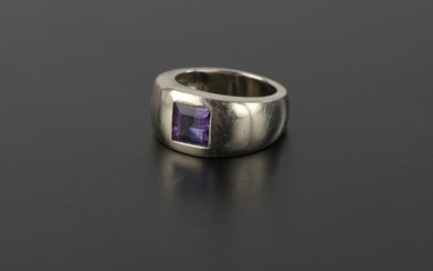18k white gold band ring set with a square cut amethyst (shocks and scratches).