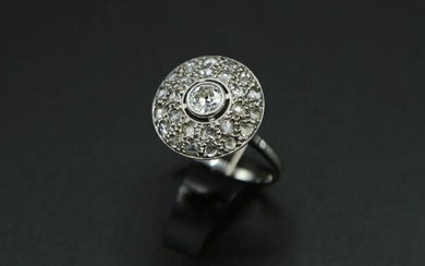 Bague en or gris orné d'un diamant rond taille ancienne entouré de deux lignes de roses. Poids brut : 4,2 g / tdd 57 (diamants avec nb inclusions)