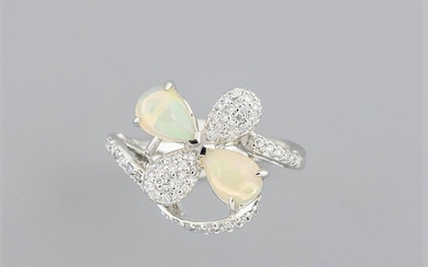 Bague fleur en or gris 750°/°° (18K) , sertie de diamants taille brillant et d'opales...