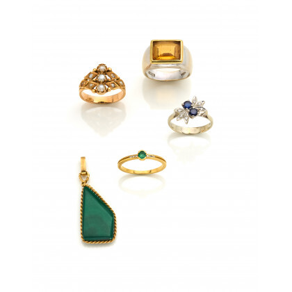 Bi-coloured gold lot consisting of four rings and a pendant finished with diamonds, pearls and other various gems, in all...