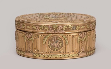 Boîte en or trois tons de forme ovale à décor sur le couvercle, le corps...