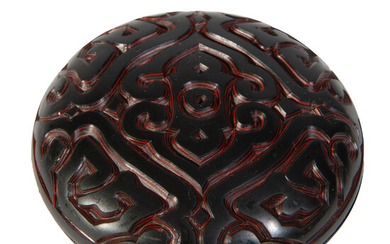 Boîte lenticulaire guri/tixi en laque noire et cinabre, Chine, XXe s., décor de motifs géométriques, diam. 6.5 cm