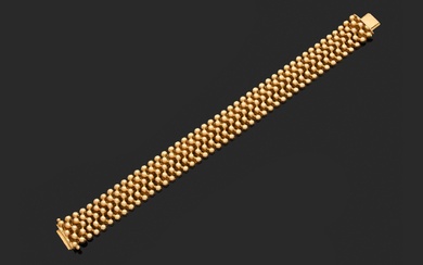 Bracelet articulé en or jaune 750 millièmes, les maillons à décor de demi-boules. Long. 19,5...