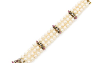 Bracelet de trois rangs de perles de culture réunis par trois barrettes en or 18K...