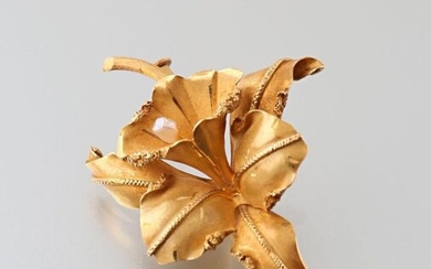 Brooch in yellow gold 750 thousandths in the shape of a flower and arum leaves, the pistil adorned with a baroque pearl 15.3 g.